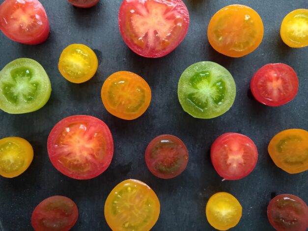 トマトが大量に届いたら？保存・皮むき・食べ方・消費方法研究