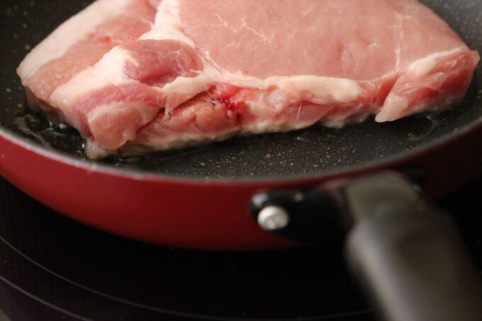 ポークソテーをおいしく焼く方法を研究！フライパンは予熱しない？豚肉は常温？